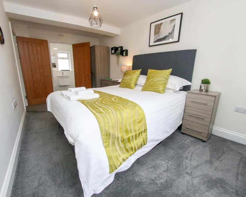Luxe Living Guest House-Sleeps 6-Private Parking-Free Wifi-Beach-City Swansea Eksteriør bilde